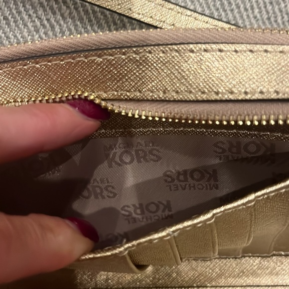 MICHAEL KORS GOLD CROSSBODY - Picture 7 of 8